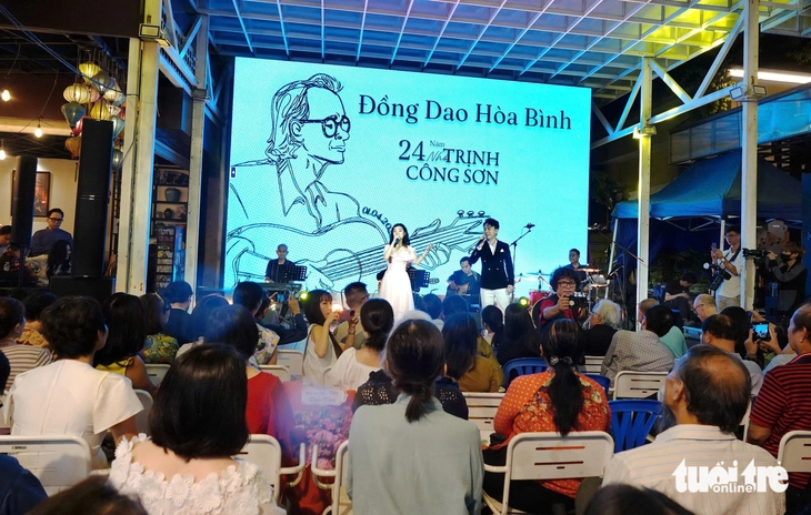 Mở rộng văn hóa về đêm ở Đường sách TP.HCM - Ảnh 2. Thí điểm Ngày hội sách và văn hóa đêm ở Đường sách TP.HCM - Ảnh 2.