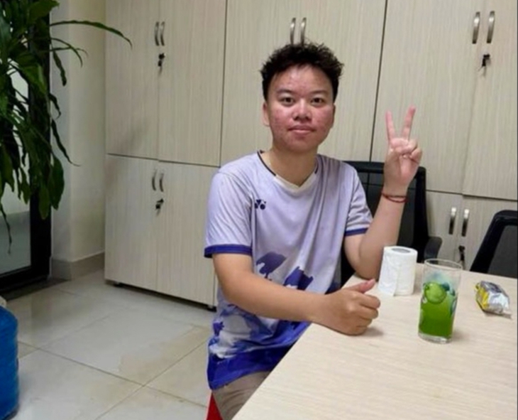 Nam sinh bám vào sợi dây điện giữa dòng nước lũ, được nhân viên bưu điện cứu kịp - Ảnh 2.