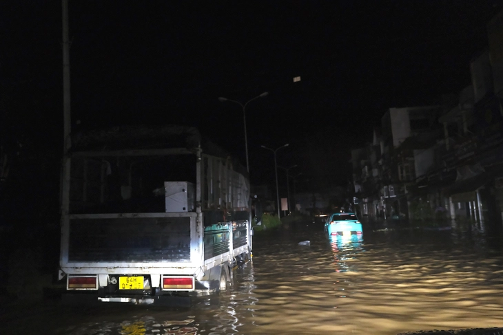 Diên Khánh, Tây Nha Trang, hai vùng ngập nặng nhất Khánh Hòa vẫn mênh mông lũ, không có điện - Ảnh 7.
