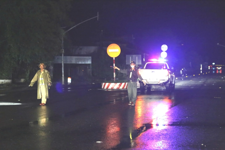 Diên Khánh, Tây Nha Trang, hai vùng ngập nặng nhất Khánh Hòa vẫn mênh mông lũ, không có điện - Ảnh 9.