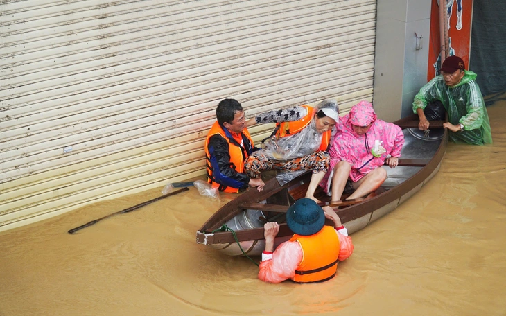 Mưa lũ sáng 21-11: Nha Trang lũ rút bớt nhưng đang mưa rất lớn - Ảnh 6.