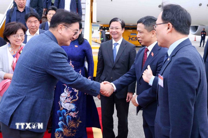 Chủ tịch Quốc hội Hàn Quốc bắt đầu thăm chính thức Việt Nam - Ảnh 2. chủ tịch quốc hội Hàn Quốc - Ảnh 2.