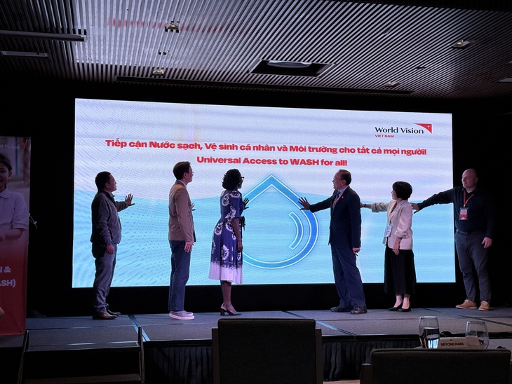 Lũ lụt, sạt lở đe dọa nguồn nước sạch, World Vision chi hơn 343 tỉ đồng hỗ trợ - Ảnh 1.