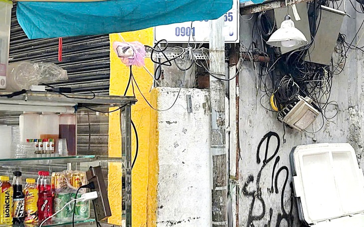 Bán cá, gà, vịt, nướng thịt trên vỉa hè rồi xả nước thải lênh láng, đen ngòm  - Ảnh 2.