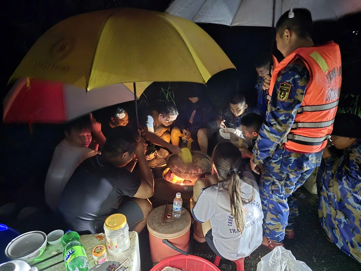 Diên Khánh, Tây Nha Trang, hai vùng ngập nặng nhất Khánh Hòa vẫn mênh mông lũ, không có điện - Ảnh 8.