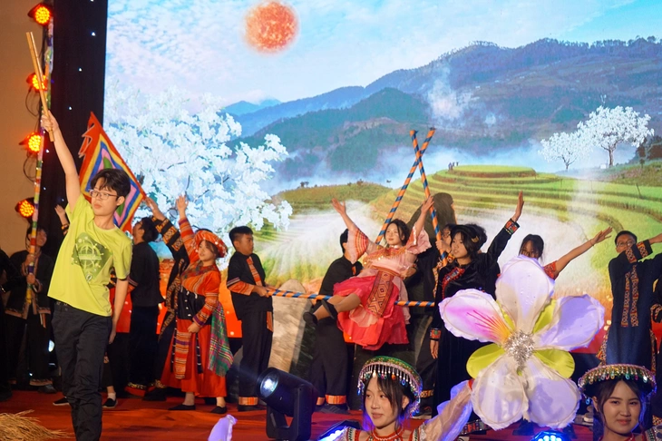 Học sinh Trường Chu Văn An mang Cánh đồng bất tận, Dấu chân người lính lên sân khấu - Ảnh 6.