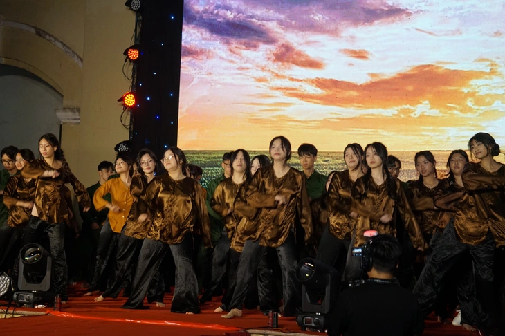 Học sinh Trường Chu Văn An mang Cánh đồng bất tận, Dấu chân người lính lên sân khấu - Ảnh 1.