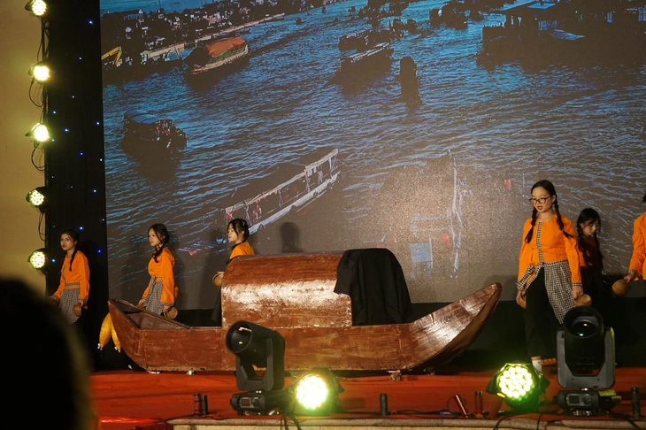 Học sinh Trường Chu Văn An mang Cánh đồng bất tận, Dấu chân người lính lên sân khấu - Ảnh 2.