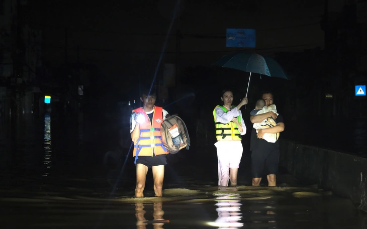 Lũ lụt kinh hoàng ở miền Trung: Bằng mọi cách phải cứu dân - Ảnh 6.