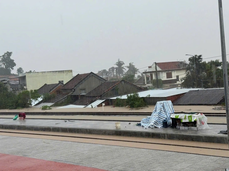 Đường sắt tạm ngừng chạy do mưa lũ, đổi trả vé online miễn phí thế nào? - Ảnh 2.