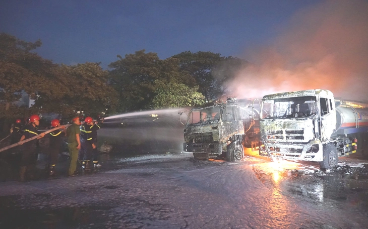 Cháy lớn xe bồn chở xăng ở xã Nhà Bè - Ảnh 5.
