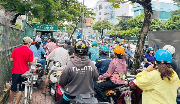 Quá tải bãi giữ xe bệnh viện, chấm dứt được không? - Ảnh 1. bãi giữ xe - Ảnh 1.