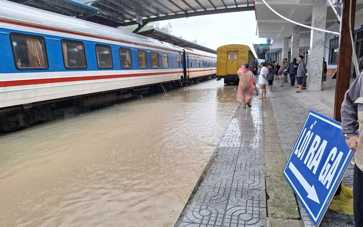 Đường sắt tạm ngừng chạy do mưa lũ, đổi vé miễn phí thế nào? - Ảnh 4.