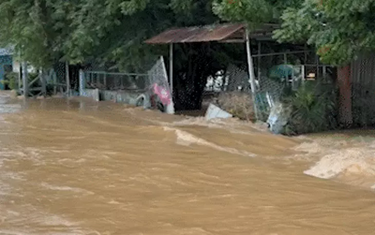 Diên Khánh, Tây Nha Trang vẫn cô lập trong ngập lụt, chưa có điện, mạng viễn thông - Ảnh 2.