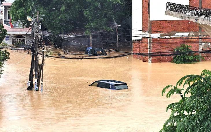 Lũ lụt miền Trung khiến ít nhất 50 người chết, mất tích - Ảnh 2.