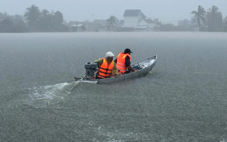 100 can axit Sunfuric bị lũ cuốn trôi ở Tuy Hòa, Bộ Công an phát cảnh báo nguy hiểm - Ảnh 3.