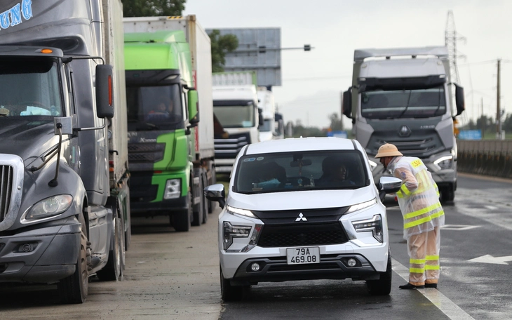 Diên Khánh, Tây Nha Trang vẫn cô lập trong ngập lụt, chưa có điện, mạng viễn thông - Ảnh 10.