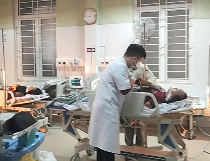 Đốt than củi sưởi ấm khi ngủ, hai chị em bị ngộ độc nguy kịch - Ảnh 1.