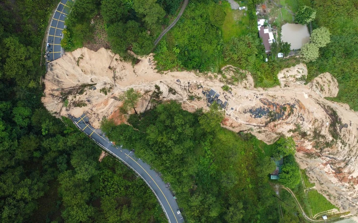 Đường vào Đà Lạt khi đèo Mimosa đứt gãy, Prenn - D’Ran - Khánh Lê tạm dừng - Ảnh 2.