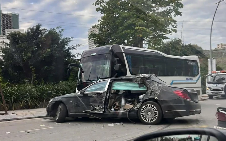Vụ xe Mercedes Maybach tông vào xe khách: Người đàn ông ngồi ở ghế sau trong xe sang tử vong - Ảnh 3.