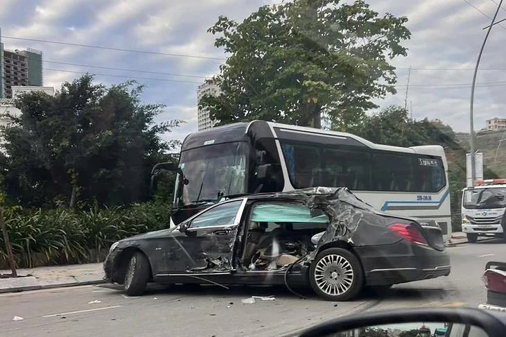 Xe Mercedes Maybach phóng nhanh tông vào xe khách đỗ ven đường, tài xế bị thương nặng - Ảnh 1.