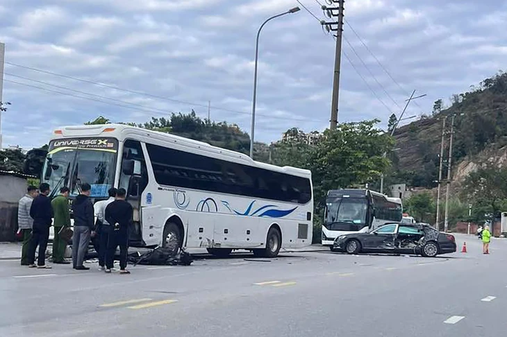 Xe Mercedes Maybach phóng nhanh tông vào xe khách đỗ ven đường, tài xế bị thương nặng - Ảnh 2.