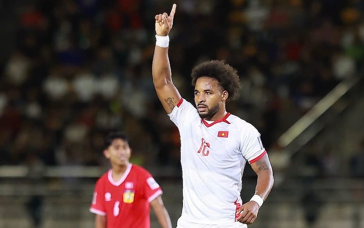 Tuyển Việt Nam về nước, tạm biệt HLV Kim Sang Sik - Ảnh 2.