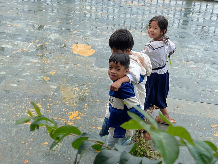 Học trò vùng lũ mừng thầy cô 20-11 bằng những món quà 'độc, lạ' - Ảnh 1.