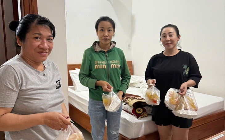 Nhu yếu phẩm được gom góp chung tay tiếp sức bà con miền Trung mùa mưa lũ - Ảnh 3.