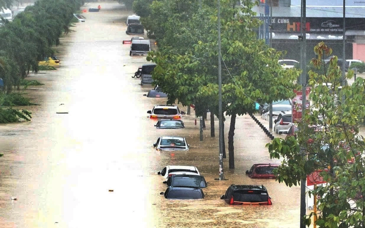 Người dân vùng lũ Nha Trang: 'Cả đêm run rẩy trên mái nhà, thấy ca nô tới mừng phát khóc' - Ảnh 2.