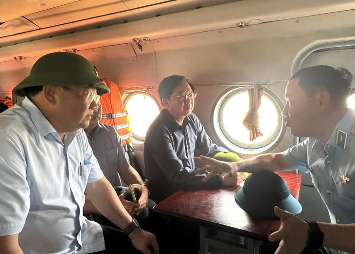 Phó thủ tướng bay trực thăng vào tâm lũ Khánh Hòa, chỉ đạo ứng phó khi lũ vượt mức lịch sử - Ảnh 3.