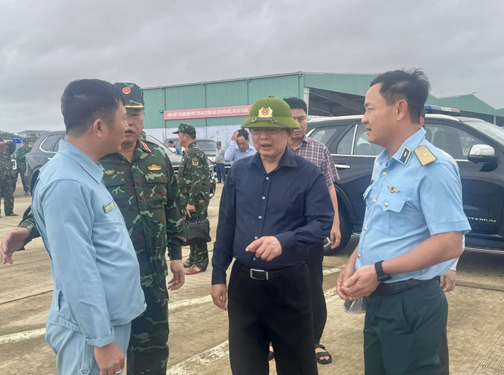 Phó thủ tướng bay trực thăng vào tâm lũ Khánh Hòa, chỉ đạo ứng phó khi lũ vượt mức lịch sử - Ảnh 2.