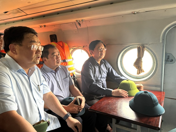 Phó thủ tướng bay trực thăng vào tâm lũ Khánh Hòa, chỉ đạo ứng phó khi lũ vượt mức lịch sử - Ảnh 1.