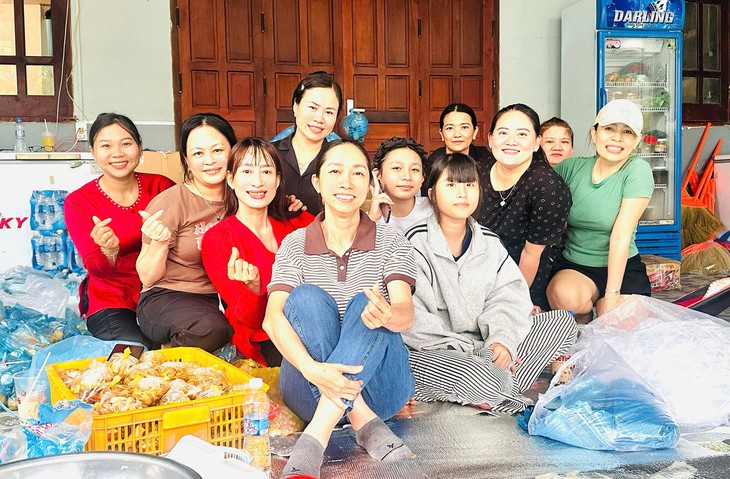 Những cô giáo gác niềm vui 20-11, nhóm bếp nghĩa tình giữa vùng lũ Phan Rang - Ảnh 4.