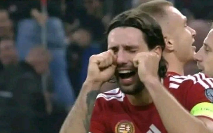 Ronaldo ghi siêu phẩm kiểu 'xe đạp chổng ngược' ở tuổi 40 - Ảnh 3.