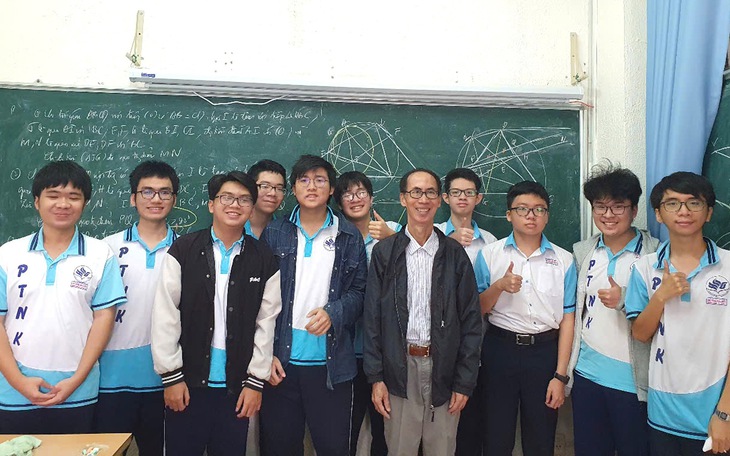 Nhớ bụi phấn trên mái tóc thầy cô - Kỳ 5: "Ừ, công trồng người năm đó coi như trúng mùa" - Ảnh 3.