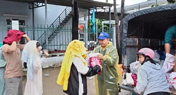 Quà cứu trợ của Tuổi Trẻ đã đến tay dân vùng bị lũ cô lập ở Bắc Nha Trang - Ảnh 1.
