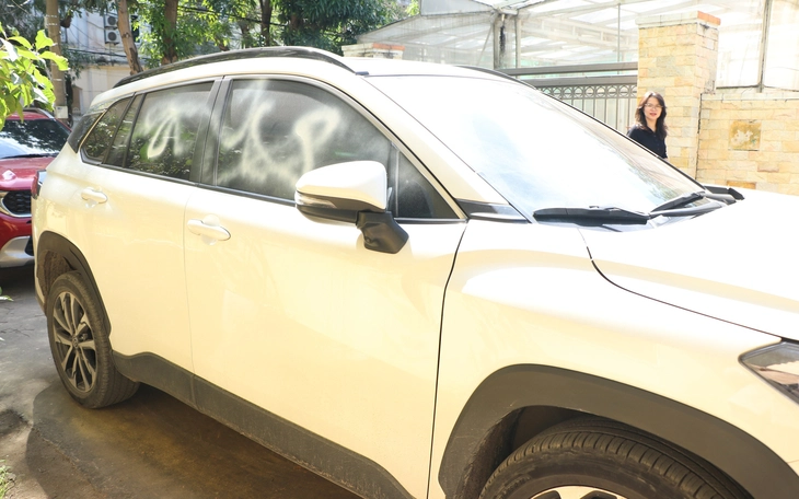 Cẩu ô tô đậu cản trở giao thông nhiều tháng trong hẻm đường Điện Biên Phủ, TP.HCM - Ảnh 2.