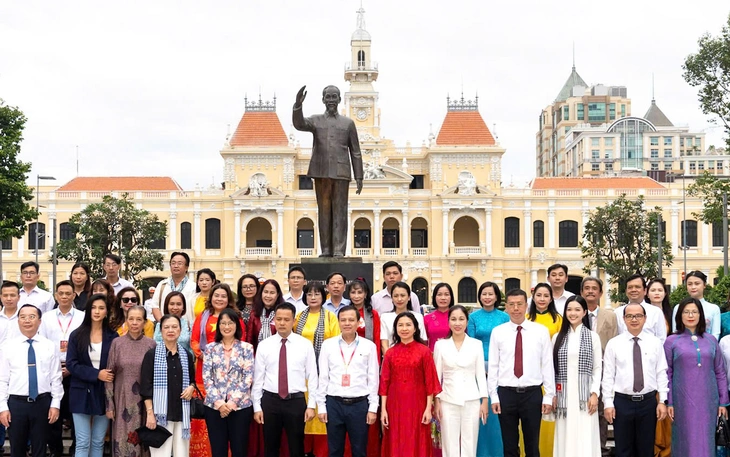 Một triển lãm đặc biệt dịp Tết Bính Ngọ giữa lòng trung tâm TP.HCM - Ảnh 7.