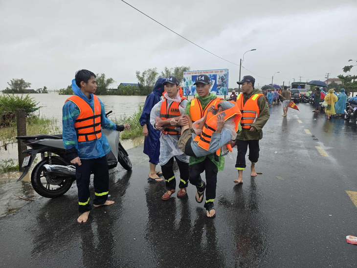 Mưa lũ sáng 21-11: Người dân vùng lũ bắt đầu về nhà; Nha Trang, Phan Rang vẫn đang mưa - Ảnh 12.