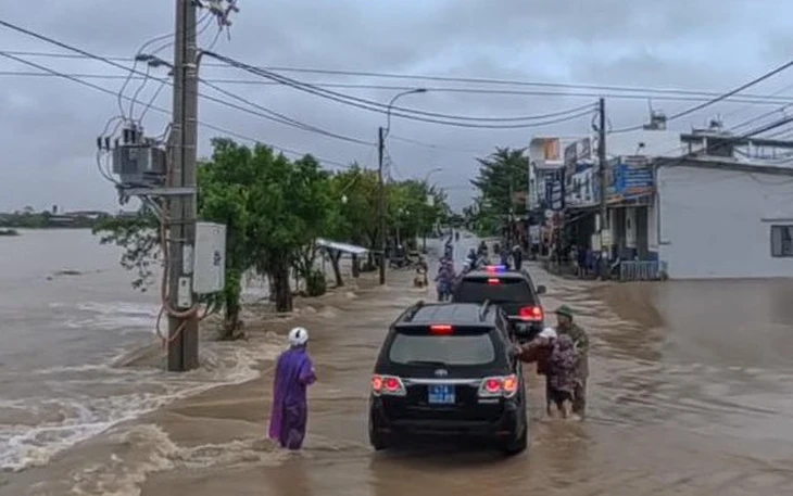 Căng mình cứu hàng ngàn hộ dân kẹt giữa lũ dữ - Ảnh 14.