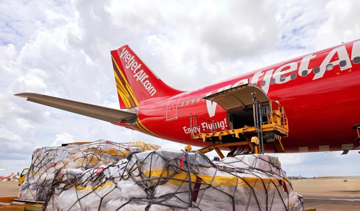 Vietjet hỗ trợ hành khách ảnh hưởng mưa lũ Miền Trung - Ảnh 1.