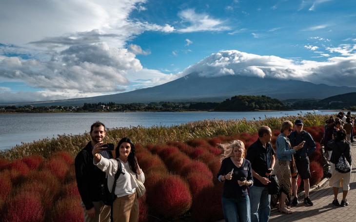 Nhật Bản xem xét tăng thời gian cư trú tối thiểu với người xin nhập tịch - Ảnh 2.