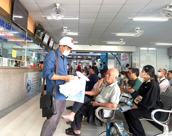 TP.HCM ‘rà soát’ người trên 65 tuổi để được hỗ trợ 100% mức đóng bảo hiểm y tế - Ảnh 1.