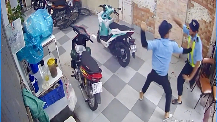 Mâu thuẫn trong việc dắt xe, 2 bảo vệ đâm nhau, 1 người chết - Ảnh 1.