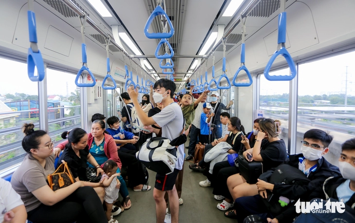 TP.HCM: 14 nhà ga metro số 1 tiếp nhận hàng cứu trợ đồng bào miền Trung - Ảnh 1.