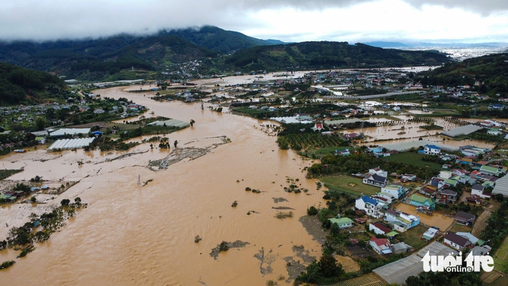 Nhìn bà con vùng lũ lụt mà lòng như lửa đốt, 'thương quá đồng bào ơi'! - Ảnh 1.