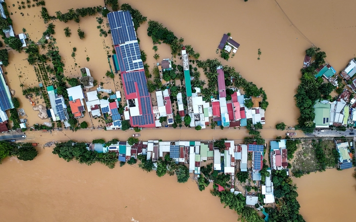 Mưa lũ chiều 21-11: Tạm ngưng xe quốc lộ 1 và cao tốc Cam Lâm - Vĩnh Hảo đoạn Phan Rang - Nha Trang - Ảnh 3.