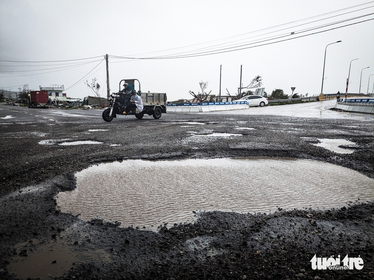 Tuyến quốc lộ nối Bình Định và Phú Yên đầy ổ gà, ổ voi sau mưa lũ - Ảnh 1.