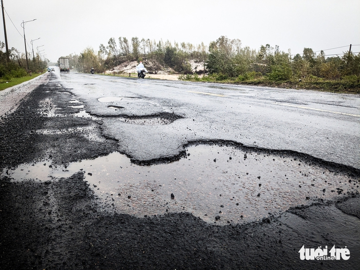 Tuyến quốc lộ nối Bình Định và Phú Yên đầy ổ gà, ổ voi sau mưa lũ - Ảnh 4.